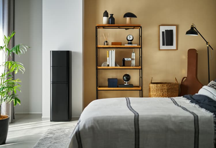 寝室にあるAURAブラックのイメージ画像