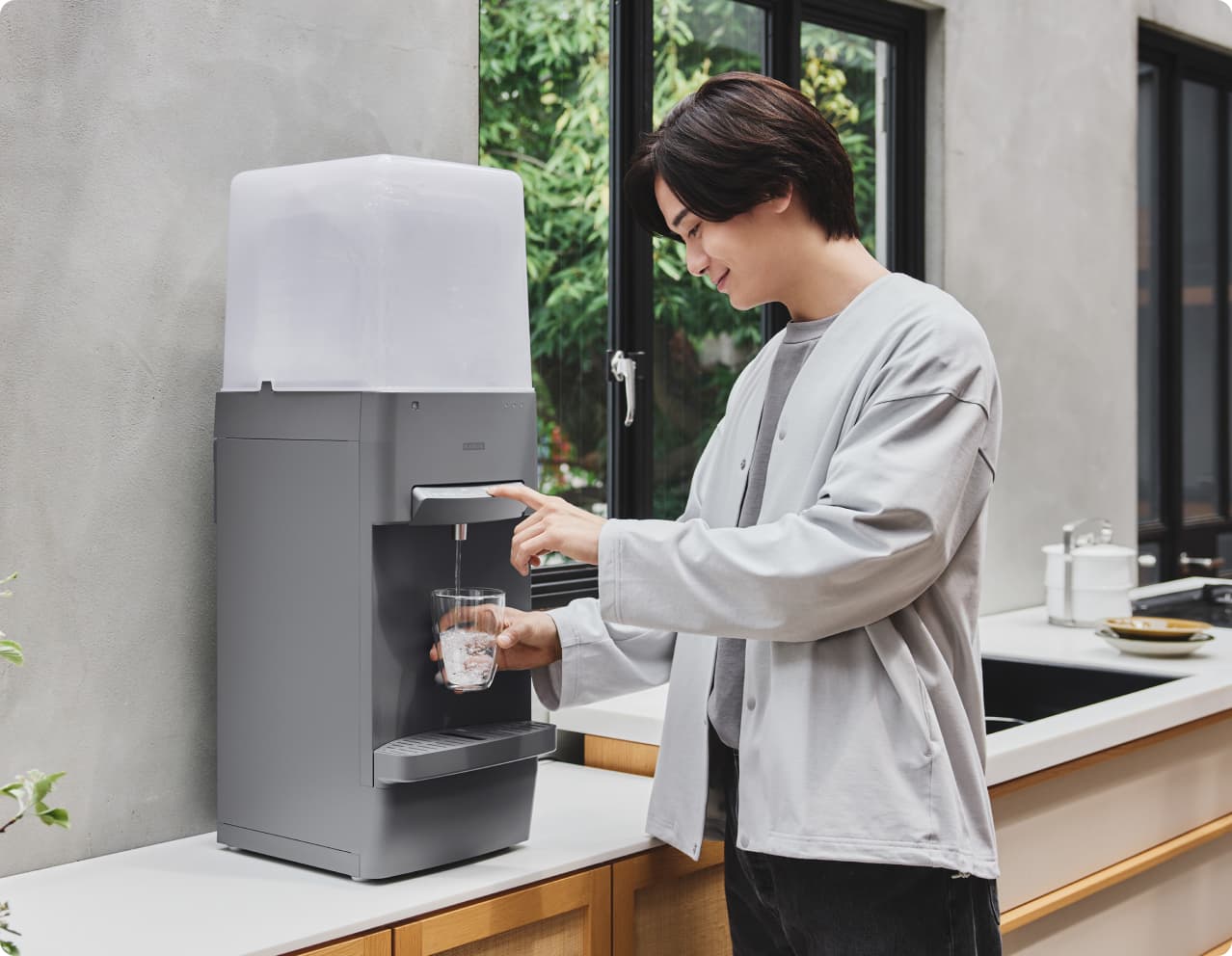 ウォーターサーバーを使用している人のイメージ